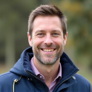 Ein freundlicher Mann, Hundetrainer bei AlpinePaw Guidance